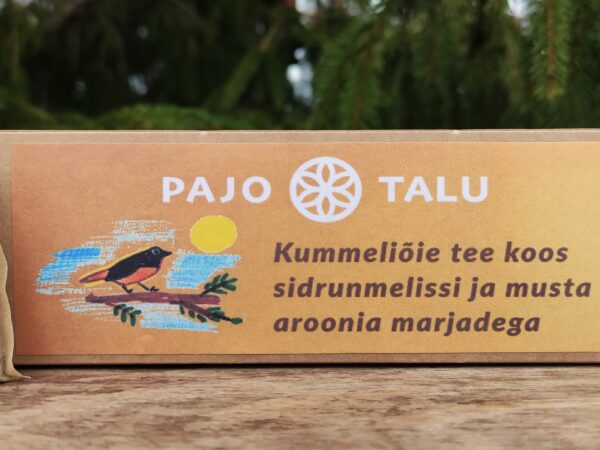 Kummeliõie tee koos sidrunmelissi ja musta aroonia marjadega